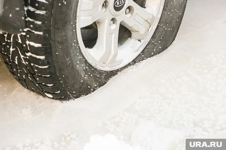 Трагедия произошла из-за отлетевшей части автомобиля «Камаз», которая попала в форточку эвакуатора на соседней полосе