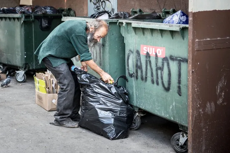Бродяга за кинотеатром "Салют". Екатеринбург, помойка, старик, бездомный, бродяга, маргинал