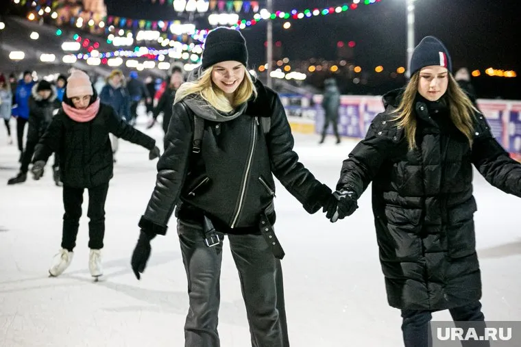 Каток у моста Влюбленных круглосуточно ждет посетителей