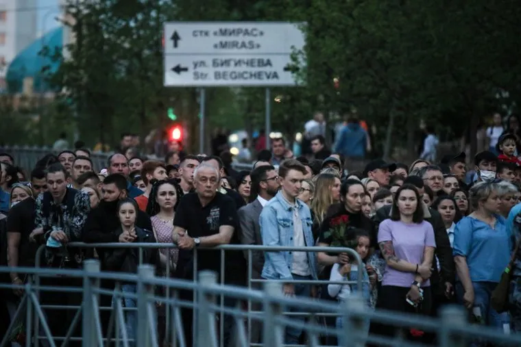 Стихийный мемориал у гимназии №175 в Казани. Казань