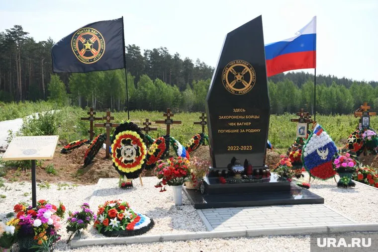 К сентябрю на кладбище в Березовском вместо деревянных крестов бойцам ЧВК «Вагнер» поставят гранитные памятники