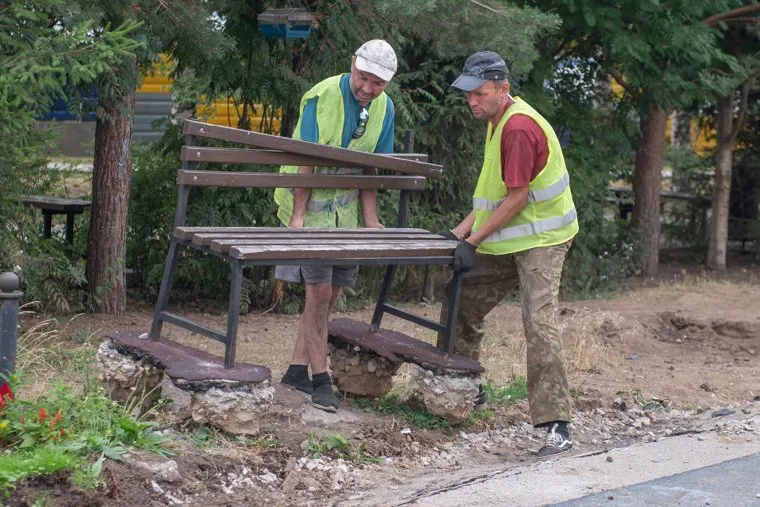 Демонтаж площадки по решению суда в сквере Владимира Кормщикова. Пермь