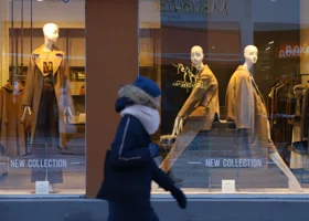 В центре Кургана выставили на продажу популярный магазин одежды