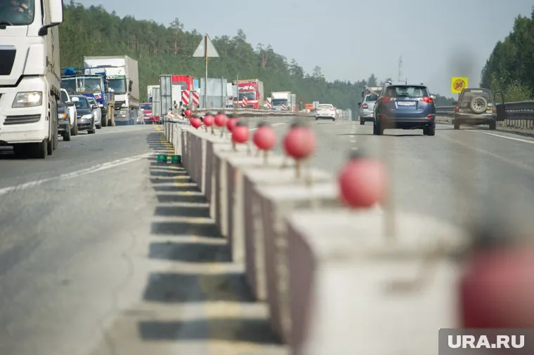 Гигантская пробка образовалась на Новокольцовском тракте из-за ремонта дороги