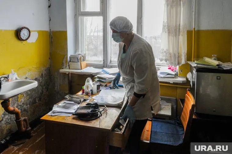 В Шумихинском районе пациенты жалуются на трещины в стенах ФАП (фото из архива)