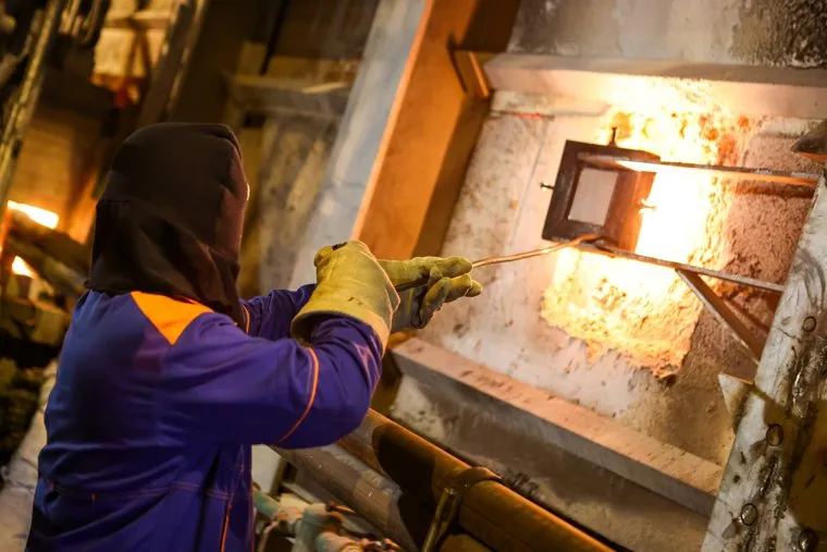 Михаил Мишустин во время посещения завода "Ларта Гласс". Рязань