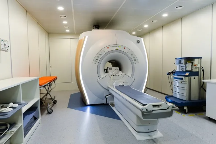 Пресс-тур на территорию медгородка, открытие новой поликлиники, вручение автомобилей скорой медицинской помощи. Челябинск