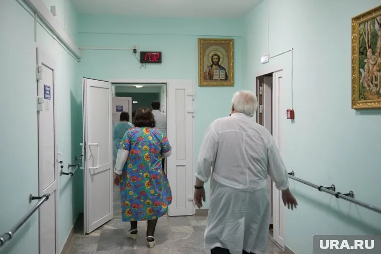 Чиновник объяснил низкие зарплаты медиков и педагогов их ленью