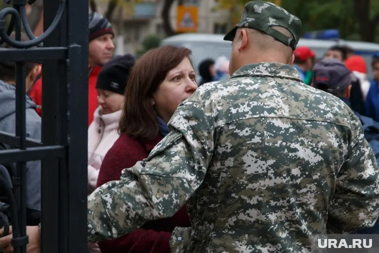 Первые 46 магнитогорцев отправились 27 сентября по мобилизации от здания военкомата