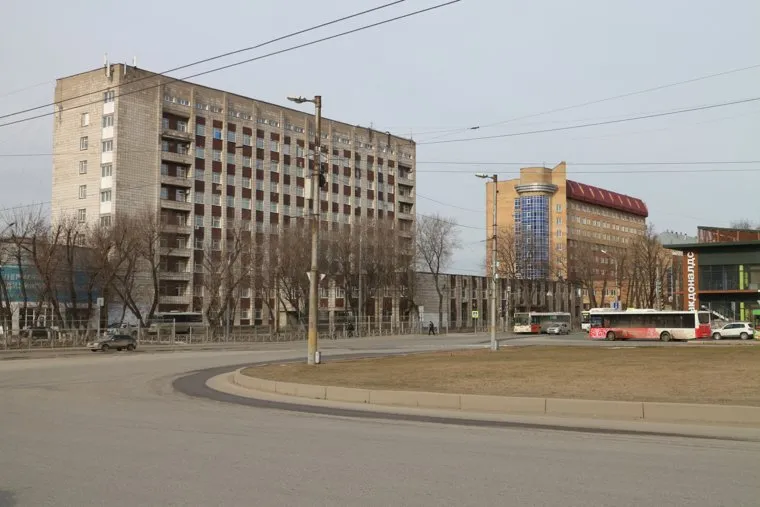 Городской траффик во время нерабочих дней точки съемки понедельник Пермь