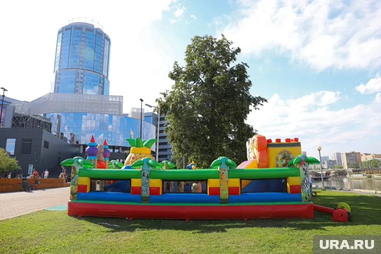 Батут у «Ельцин Центра» свернули из-за плохой погоды