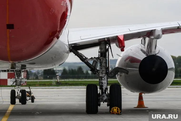 Самолет вернулся в аэропорт Ижевска