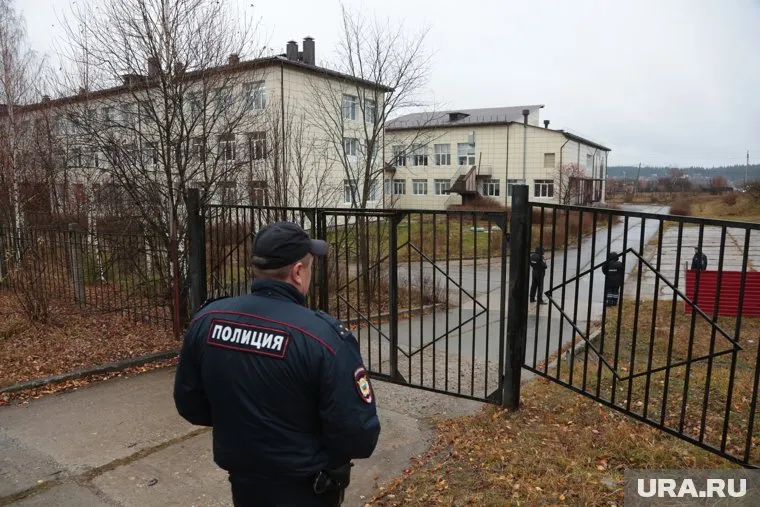 Девочка хотела сбежать через окно от сотрудников опеки, которые пришли за ней (фото из архива)