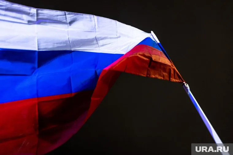 Российские бойцы водрузили флаг РФ на одной из высоток освобожденного Бахмута