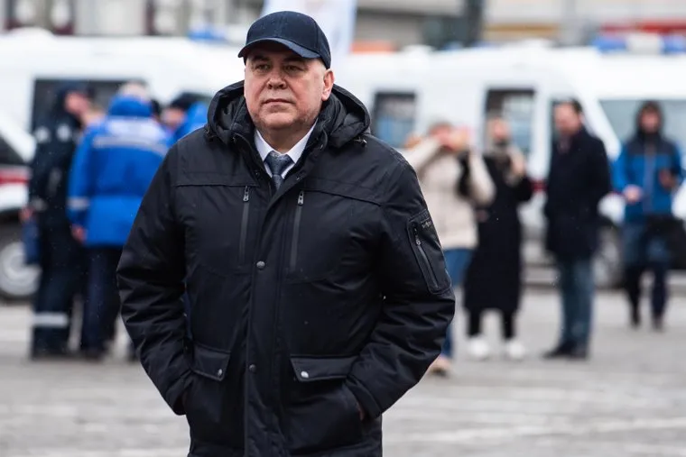 Торжественная церемония передачи машин скорой медицинской помощи на  Площади 1905 года. Екатеринбург