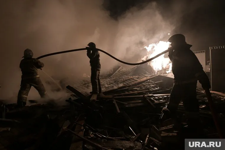 На пожаре работали 10 сотрудников МЧС