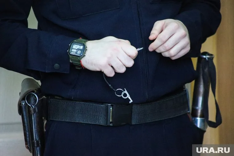 Полиция пока не может поймать мужчину