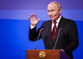 Путин пошутил, что Голикова «проела всю плешь» с вопросами поддержки семей