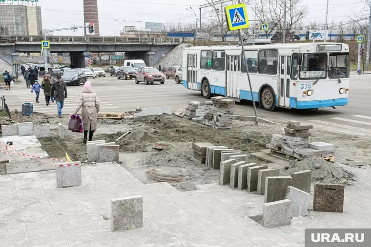 Жители все лето страдали от разрушенных тротуаров, но терпели ради благоустройства всерьез и надолго. Однако терпеть пришлось и всю осень