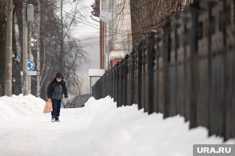Мальчик упал, а затем пытался вырваться из рук мужчины