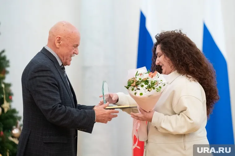 Награду вручал представитель СТСЖ экс-декан журфака УрФУ Борис Лозовский