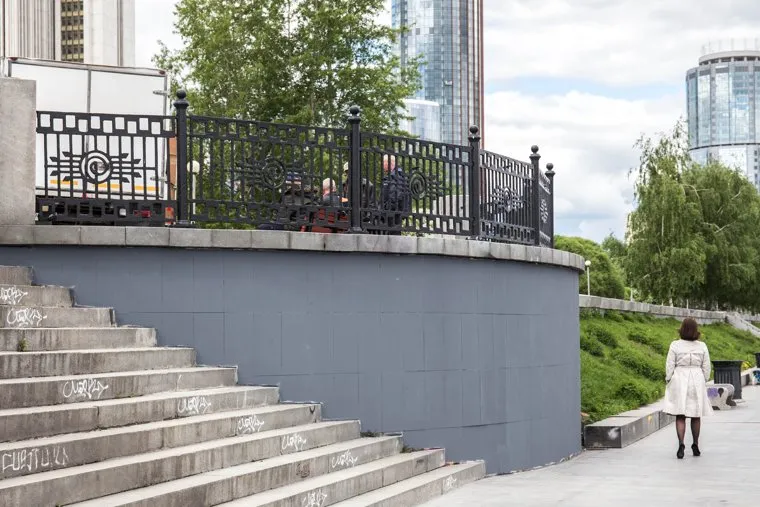 Набережную реки Исеть перекрашивают в серый цвет. Екатеринбург