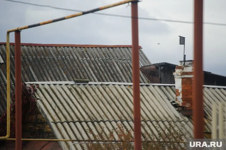 Осколки от шифера повредили автомобиль, сообщили горожане