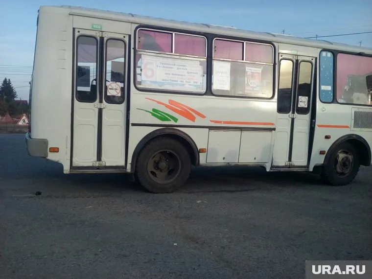 Пассажирка уверяет, что из автобуса выпала деталь (на фото рядом с задним колесом)