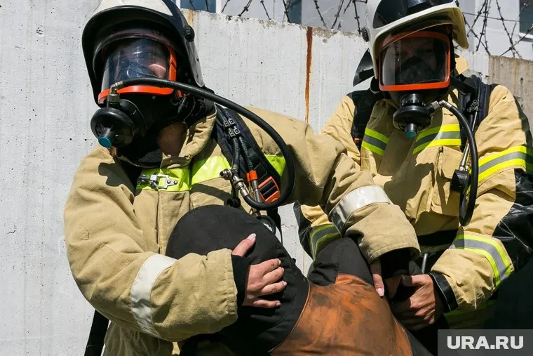 Спасатели доставали жителей горящего дома на носилках