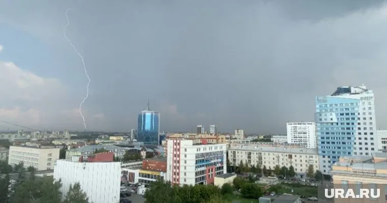 Ливень обрушился на Челябинск примерно в 18:05