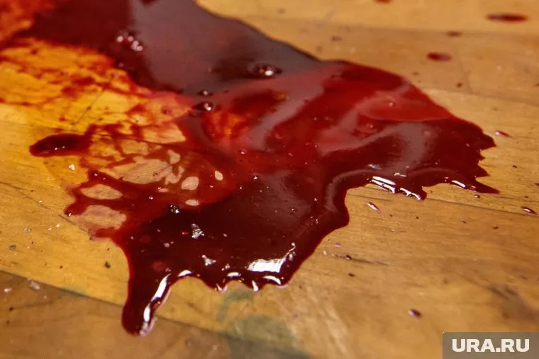 По словам работника заведения, на полу были лужи крови