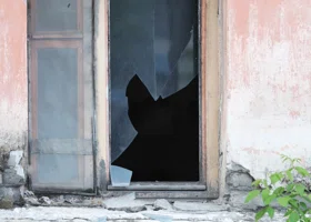 Курганцы пожаловались на падающие с крыши аварийного дома кирпичи