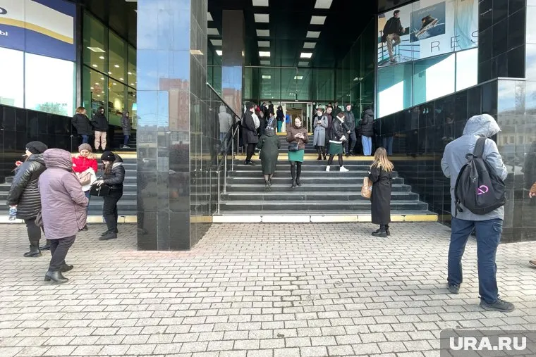 По словам очевидцев, люди вышли на улицу возле здания офисного центра 