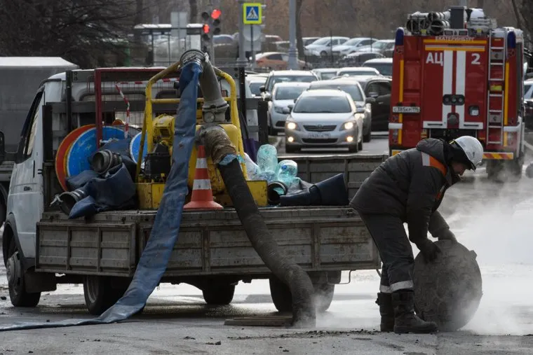 Прорыв горячей воды на улице Крылова. Екатеринбург