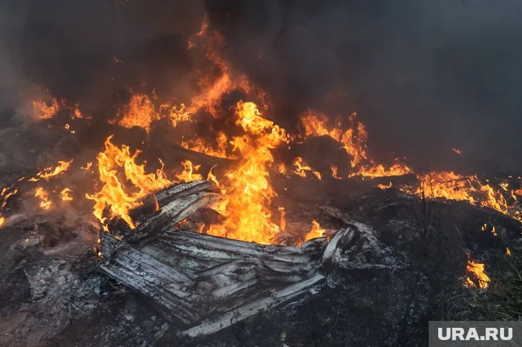 Огонь охватил деревянное здание (архивное фото)
