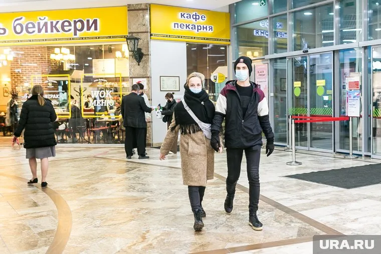 Горожане с QR-кодами предлагают сходить в магазин за деньги