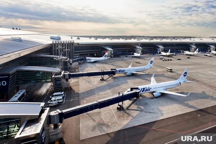 Самолет вернули в аэропорт из-за утечки топлива в баке