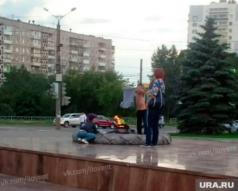 Ребенок снял футболку и начал ее сушить над пламенем