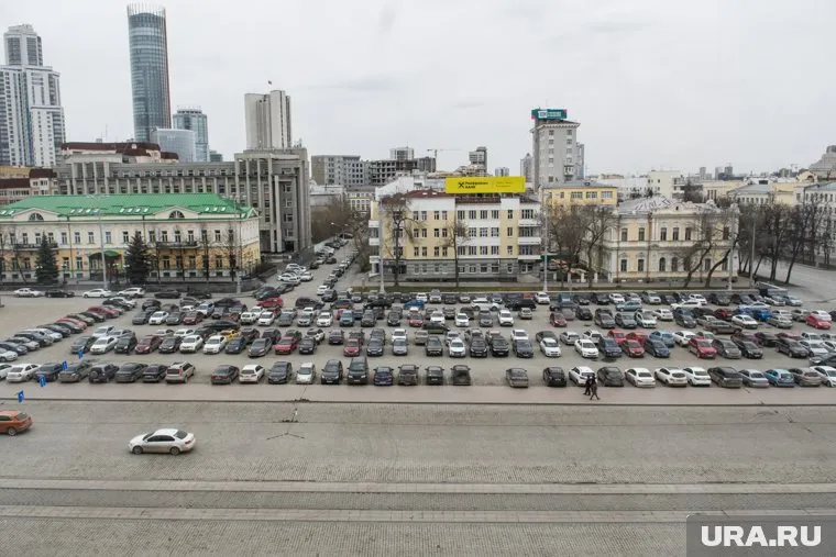 Парковку напротив мэрии закроют уже в четвертый раз