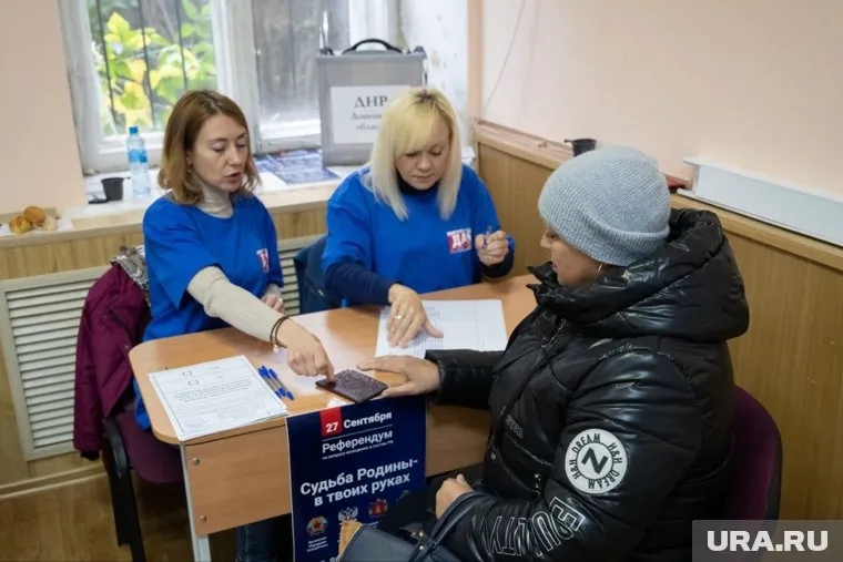 Женщина проголосовала на референдуме 27 сентября