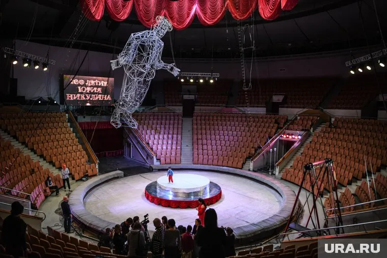 Не каждый цирк России способен удержать такую конструкцию под куполом