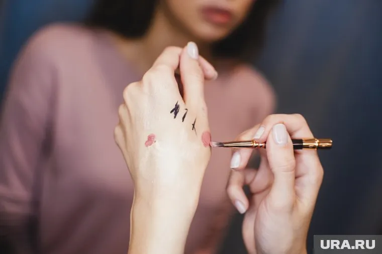 Краситься и укладывать волосы на выписку из роддома странно