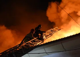 В Тюмени вспыхнул коттедж и гараж, пожарные спасают соседние дома