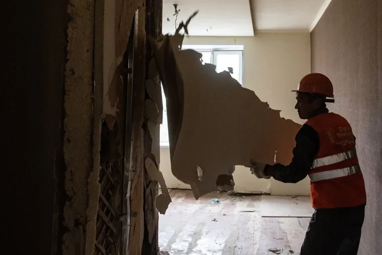 Начало сноса дома на улице Карла Либкнехта, 40. Екатеринбург