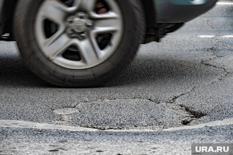 Дороге нет и года, а она уже вся развалилась, говорят местные жители (архивное фото) 