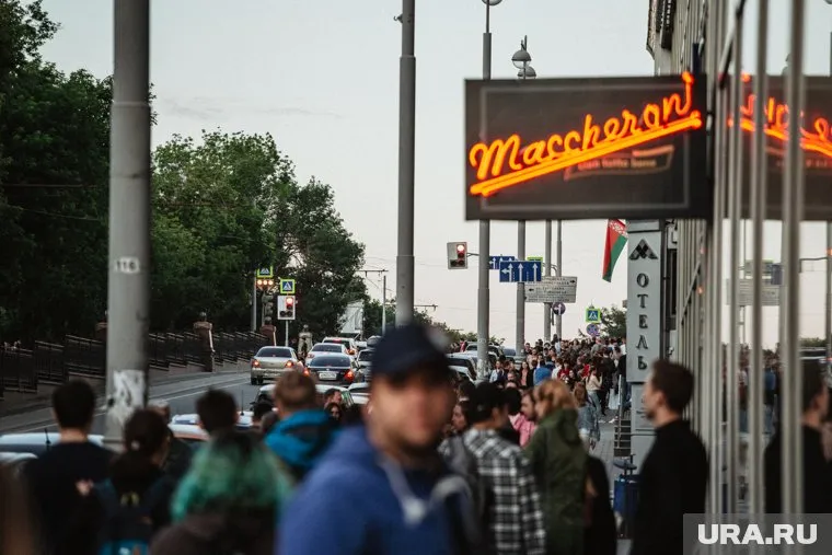 Желание молодежи вернуться к прежнему образу жизни приводит к вспышкам COVID-19