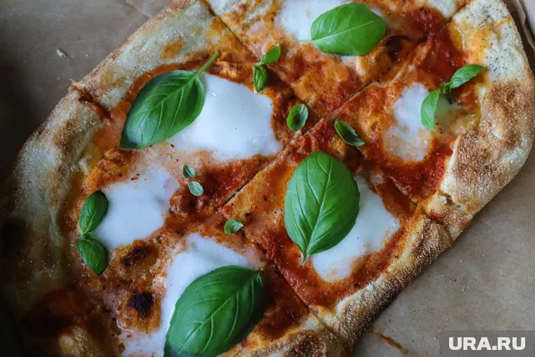 Пицца с большим количеством томатов и несоленого сыра полезнее