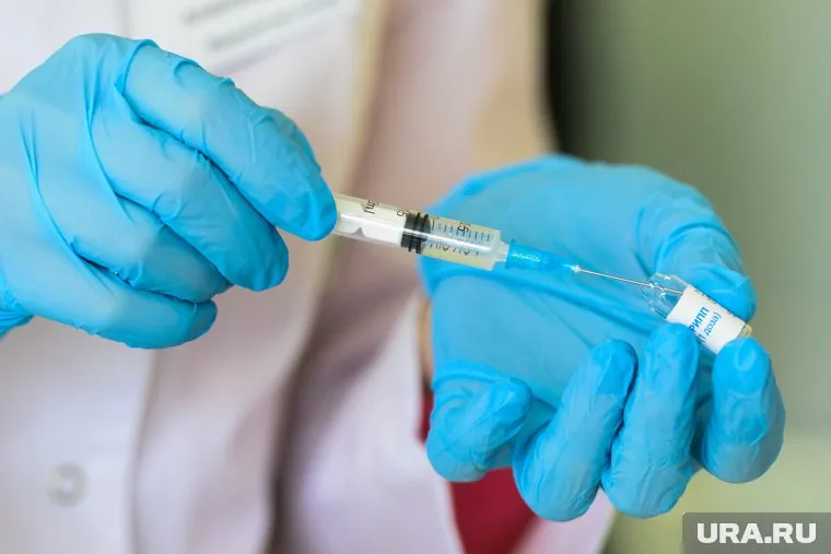 Общественники считают, что перебои с поставками вакцины произошли из-за того, что ее в России не производят