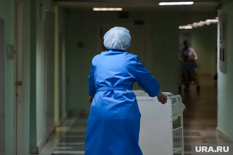 Медсестры судятся из-за зарплаты почти год, а теперь боятся, что будут уволены