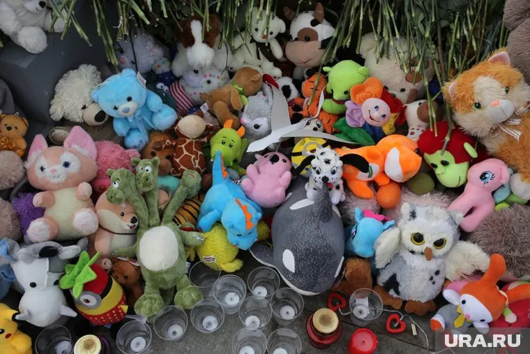 К мемориалу несут игрушки и цветы